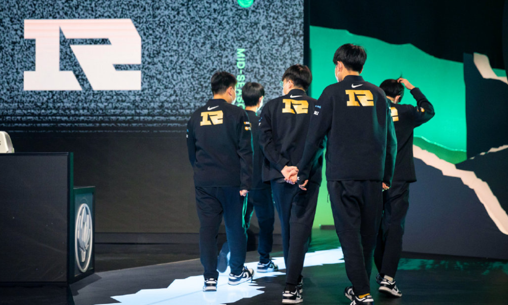 SHR碾压RNG,Faker线上压制力十足激烈交锋成都决赛之夜,引爆全场热议 SHR碾压RNG,Faker线上压制力十足激烈交锋成都决赛之夜,引爆全场热议