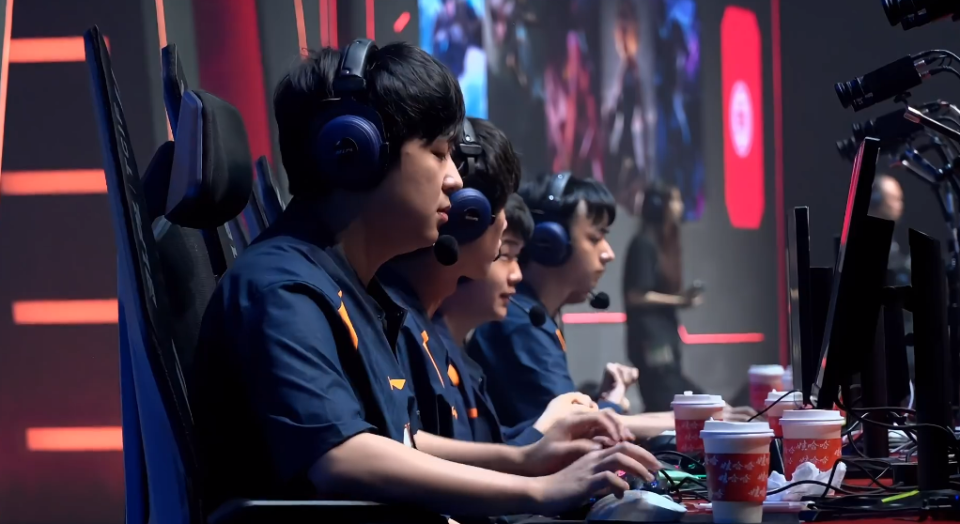 EDG碾压TSM,Elk操刀奇招英雄翻盘激烈交锋全球总决赛,让粉丝疯狂欢呼 EDG碾压TSM,Elk操刀奇招英雄翻盘激烈交锋全球总决赛,让粉丝疯狂欢呼