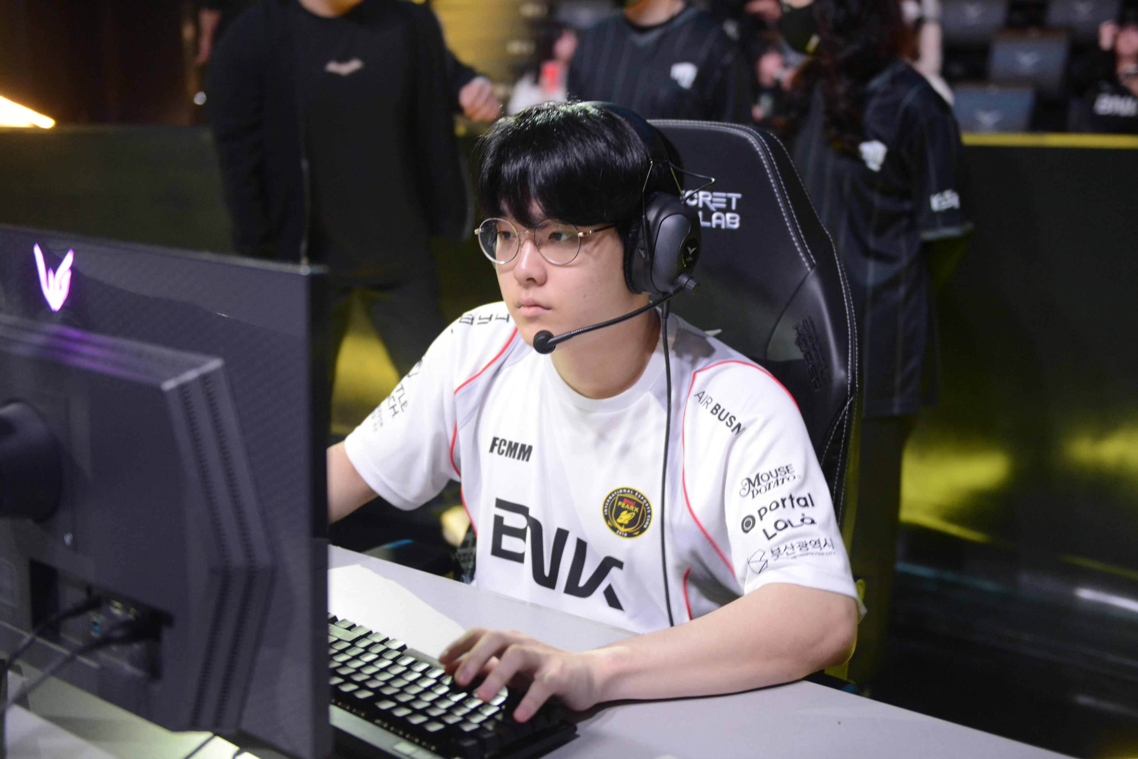 T1鏖战C9,Hanssama关键团战开团秒人激烈交锋全球总决赛,留下经典瞬间的简单介绍 T1鏖战C9,Hanssama关键团战开团秒人激烈交锋全球总决赛,留下经典瞬间的简单介绍